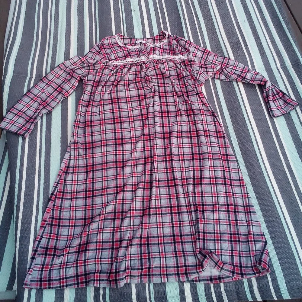 NWOT SECRET TREASURE SLEEP WEAR GOWN